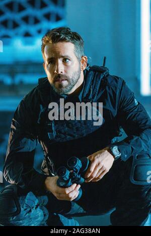 Métro 6, (alias SIX souterrain), Ryan Reynolds, 2019. ph : Christian / noir / Netflix © Courtesy Everett Collection