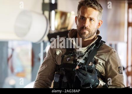 Métro 6, (alias SIX souterrain), Ryan Reynolds, 2019. ph : Christian / noir / Netflix © Courtesy Everett Collection