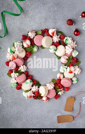 Idée de dessert de Noël, couronne de macarons Banque D'Images