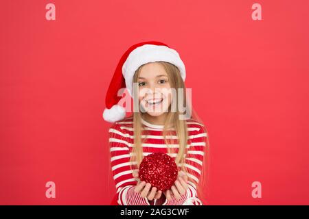 Boutique de décoration pour enfants. santa tree ball. sentiment heureux de noël. shopping de Noël le temps. Prêt à célébrer la nouvelle année. Apportez de la créativité pour la décoration de la maison. Ambiance de fête. Banque D'Images