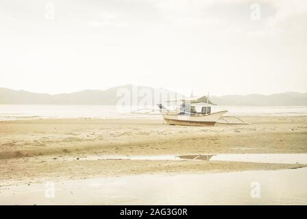 Vagues s'écrasant sur la rive à Dakhla, Sahara occidental en Afrique du Nord, avec un phare en arrière-plan. Banque D'Images