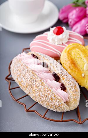 Les pâtisseries avec du café et des fleurs Banque D'Images