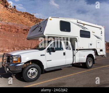 Le renard arctique campeur sur un 1999 Ford F-350 4X4 camion diesel. Banque D'Images