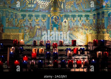 Magnifique photo de bougies chauffe-plat éclairées dans la basilique historique De notre-Dame de Fourvière Banque D'Images