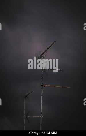 Prise de vue verticale d'une antenne par temps orageux Banque D'Images