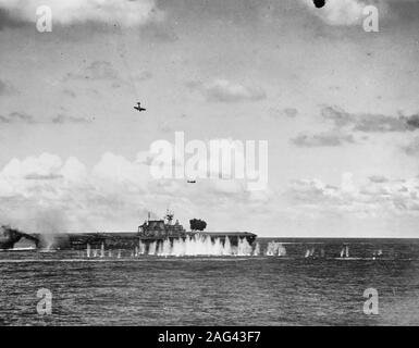 La bataille de Santa Cruz, octobre 1942. Un Type 99 Japonais kamikaze à bord (Allied nommé Val) comme la fumée des sentiers il plonge vers l'USS Hornet (CV-8), au cours de la matinée du 26 octobre 1942. Banque D'Images