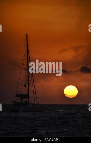 Belle silhouette d'un navire sur la mer de tempête avec la vue à couper le souffle du coucher de soleil en arrière-plan Banque D'Images