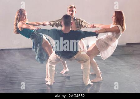 Les jeunes danseurs modernes danser dans le studio. Le sport, la danse et la culture urbaine concept. Groupe de jeunes danseurs d'effectuer sur la scène. La performance efficace Banque D'Images