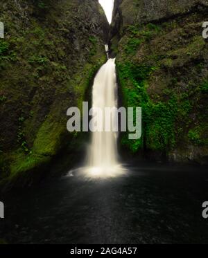 Plan vertical de la cascade de Tanner Creek dans le comté de Multnomah En Oregon Banque D'Images