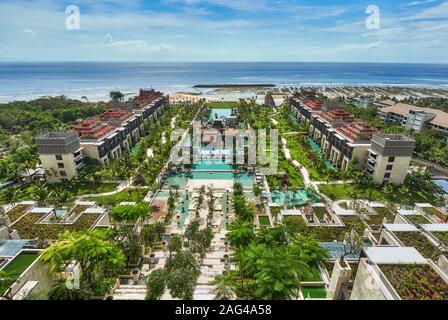 Vue sur Ocean beach resort et les principaux domaines avec piscine et jardin à partir de la terrasse de l'hôtel de luxe Banque D'Images