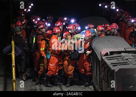 Yibin, province chinoise du Sichuan. Dec 18, 2019. Les sauveteurs le survivant d'un transfert de la mine de charbon inondations accident de la mine de charbon de Shanmushu administré par le Groupe de l'industrie du charbon du Sichuan dans le comté de Gongxian de Yibin City, dans le sud-ouest de la province chinoise du Sichuan, le 18 décembre 2019. Treize mineurs ont été sauvés après avoir été pris au piège pendant plus de 80 heures dans la mine, les autorités locales ont déclaré mercredi. L'accident s'est produit samedi après-midi quand 347 mineurs travaillaient sous terre. Un total de 329 se sont échappés. Cinq personnes ont été tuées dans l'accident. Credit : Xue Yubin/Xinhua/Alamy Live News Banque D'Images