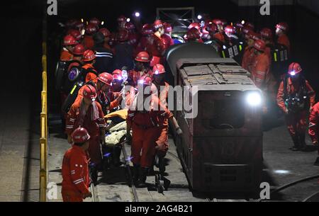 Yibin, province chinoise du Sichuan. Dec 18, 2019. Transfert des sauveteurs des survivants d'un accident à l'inondation de la mine de charbon de la mine de charbon de Shanmushu administré par le Groupe de l'industrie du charbon du Sichuan dans le comté de Gongxian de Yibin City, dans le sud-ouest de la province chinoise du Sichuan, le 18 décembre 2019. Treize mineurs ont été sauvés après avoir été pris au piège pendant plus de 80 heures dans la mine, les autorités locales ont déclaré mercredi. L'accident s'est produit samedi après-midi quand 347 mineurs travaillaient sous terre. Un total de 329 se sont échappés. Cinq personnes ont été tuées dans l'accident. Credit : Xue Yubin/Xinhua/Alamy Live News Banque D'Images