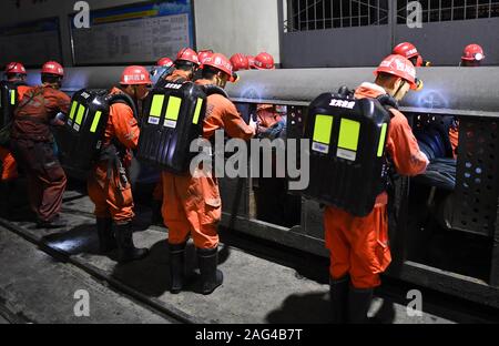 Yibin, province chinoise du Sichuan. Dec 18, 2019. Transfert des sauveteurs des survivants d'un accident à l'inondation de la mine de charbon de la mine de charbon de Shanmushu administré par le Groupe de l'industrie du charbon du Sichuan dans le comté de Gongxian de Yibin City, dans le sud-ouest de la province chinoise du Sichuan, le 18 décembre 2019. Treize mineurs ont été sauvés après avoir été pris au piège pendant plus de 80 heures dans la mine, les autorités locales ont déclaré mercredi. L'accident s'est produit samedi après-midi quand 347 mineurs travaillaient sous terre. Un total de 329 se sont échappés. Cinq personnes ont été tuées dans l'accident. Credit : Xue Yubin/Xinhua/Alamy Live News Banque D'Images
