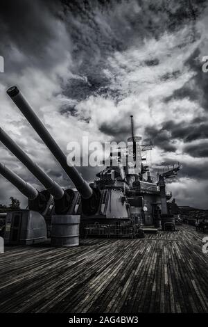 Plan vertical en niveaux de gris de Battlecruiser sur une surface en bois sous les nuages de tempête à couper le souffle Banque D'Images