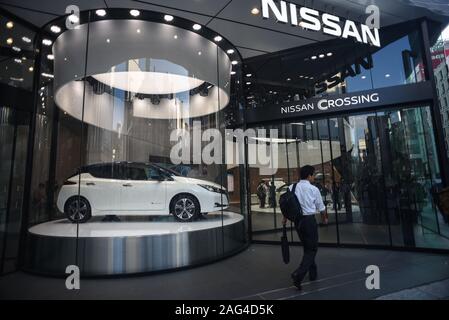 Feuilles : 100 % électrique de Nissan Nissan voiture phare, passage à niveau d'exposition à Ginza, Tokyo, Japon Banque D'Images