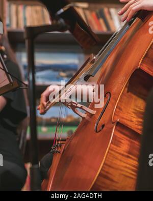 Plan vertical d'un musicien jouant le violon dans un orchestre Banque D'Images