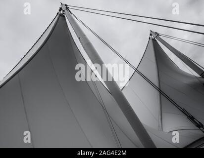 Prise de vue en niveaux de gris de deux voiles de navire sous la belle claire ciel - idéal pour un arrière-plan frais Banque D'Images