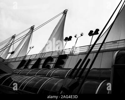 VANCOUVER, CANADA - Oct 15, 2018 : Noir et blanc photo de l'immeuble de la Place du Canada à Vancouver (C.-B.) de toit Banque D'Images