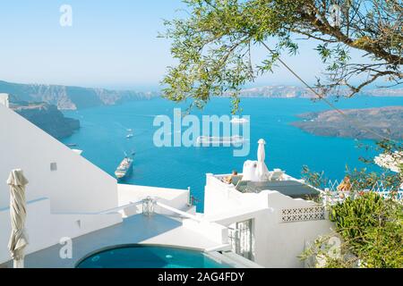 Santorini Grèce - le 8 août 2019 ; voir à travers des murs blanchis à la chaux et teraaces à Santorin à la mer bleue de la Méditerranée jusqu'à visiter avec cruises Banque D'Images