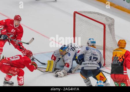 Lausanne, Suisse. 12 juillet, 2019. Leonardo Genoni (gardien de but) de l'EV Zug effectuer un arrêt au cours d'un match de la Ligue Suisse Lausanne HC et de l'ALN avec EV Zug. EV Zug gagne 3-0 (Photo par Eric Dubost/Pacific Press) Credit : Pacific Press Agency/Alamy Live News Banque D'Images