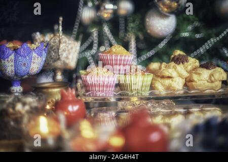 Gros plan de muffins l'un sur l'autre dans un plateau en verre avec un arrière-plan flou Banque D'Images