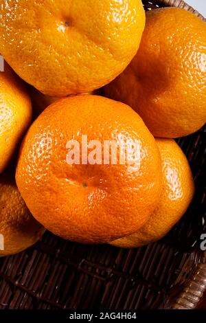 Mandarine orange mûre dans un panier en osier Banque D'Images