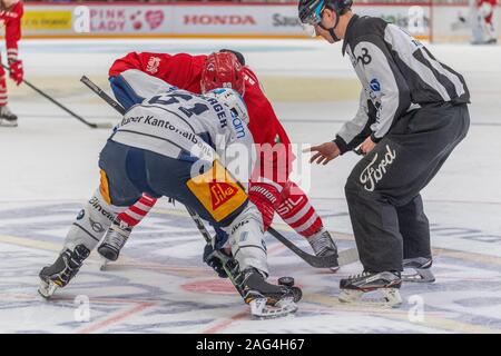 Lausanne, Suisse. 12 juillet, 2019. Sven Levenberger de EV Zug effectuer un face à face au cours d'un match de la Ligue Suisse Lausanne HC et de l'ALN avec EV Zug. EV Zug gagne 3-0 (Photo par Eric Dubost/Pacific Press) Credit : Pacific Press Agency/Alamy Live News Banque D'Images