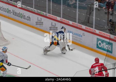 Lausanne, Suisse. 12 juillet, 2019. Leonardo Genoni (gardien de but) de l'EV Zug soulève au cours de match Ligue Suisse Lausanne HC et de l'ALN avec EV Zug. EV Zug gagne 3-0 (Photo par Eric Dubost/Pacific Press) Credit : Pacific Press Agency/Alamy Live News Banque D'Images