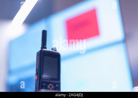 Garde de sécurité moderne de surveillance caméras CCTV dans la salle de surveillance. Radio portable à la table. Banque D'Images