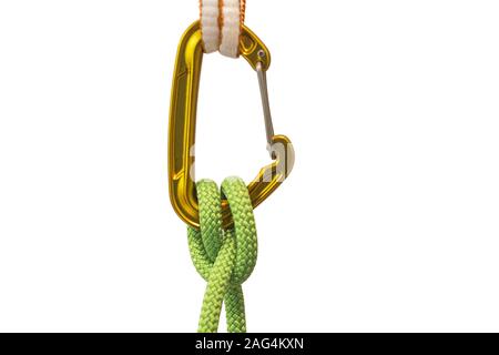 Gros plan d'un mousqueton avec une corde d'escalade et elingue isolée sur fond blanc Banque D'Images