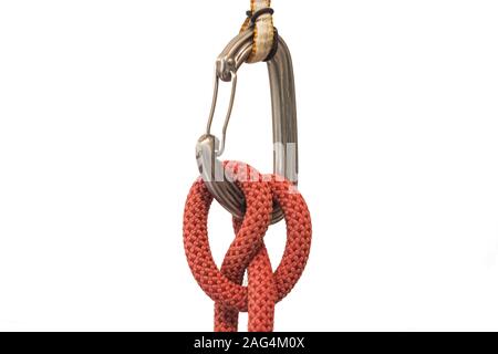 Gros plan d'un mousqueton avec une corde d'escalade et elingue isolée sur fond blanc Banque D'Images