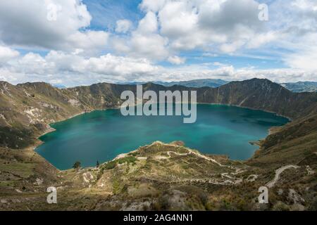 Le lac dans la caldeira du volcan Quilotoa en Equateur. Banque D'Images