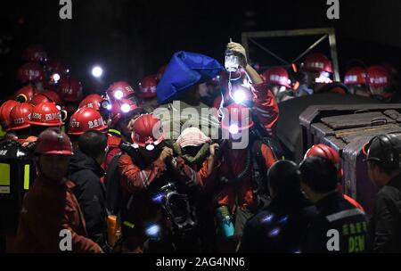 Beijing, la province chinoise du Sichuan. Dec 18, 2019. Les sauveteurs le survivant d'un transfert de la mine de charbon inondations accident de la mine de charbon de Shanmushu administré par le Groupe de l'industrie du charbon du Sichuan dans le comté de Gongxian de Yibin City, dans le sud-ouest de la province chinoise du Sichuan, le 18 décembre 2019. Treize mineurs ont été sauvés après avoir été pris au piège pendant plus de 80 heures dans la mine, les autorités locales ont déclaré mercredi. L'accident s'est produit samedi après-midi quand 347 mineurs travaillaient sous terre. Un total de 329 se sont échappés. Cinq personnes ont été tuées dans l'accident. Credit : Xue Yubin/Xinhua/Alamy Live News Banque D'Images