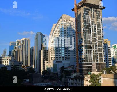 Bangkok, Thaïlande - 16 décembre 2019 : Cityscape at montre asoke sukhumvit hotel Pullman à côté du bâtiment en construction amomg beaucoup de gratte-ciel Banque D'Images