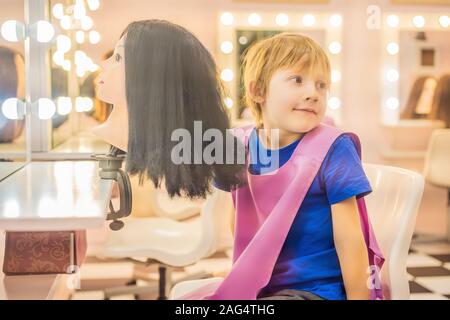 Coupe Dun Petit Garçon Dans Un Salon De Coiffure Pour