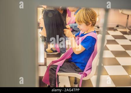 Garçon coiffeur, jour de choix de profession, jouer chez le coiffeur dans le salon de beauté pour enfants, coiffeur, coiffure, coiffure emploi Banque D'Images