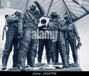 Les équipages du Bomber Command sculpture par Philip Jackson, le Monument commémoratif du Bomber Command de la RAF, Constitution Hill, Green Park, Londres, Angleterre. Banque D'Images