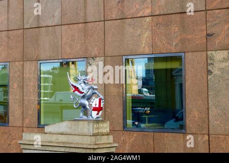 Dragon marque la limite entre la ville de Londres & Southwark, London Bridge, Angleterre. Banque D'Images