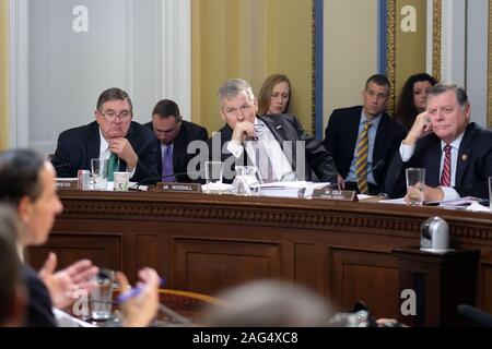 Les représentants des Etats-Unis Michael Burgess, (républicain du Texas), Rob Woodall (républicain de Géorgie), et Tom Cole, (républicain de Géorgie), écouter comme le Comité de la Chambre des débats H. Res. 755 destituer Président des États-Unis Donald Trump pour crimes et délits majeurs sur la colline du Capitole, à Washington, DC, le mardi 17 décembre 2019. Crédit : Alex Wroblewski/CNP /MediaPunch Banque D'Images