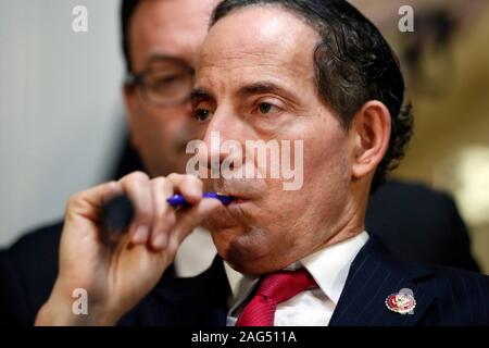 Représentant des États-Unis Jamie Raskin (démocrate du Maryland), à l'écoute du personnel démocratique procureur Barry Berke au cours d'une audience du Comité des règles de la Chambre sur la procédure d'impeachment contre le Président Donald Trump, le Mardi, Décembre 17, 2019, sur la colline du Capitole à Washington.Crédit : Andrew Harnik/MediaPunch /CNP via Piscine Banque D'Images