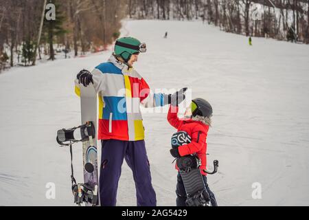 Enseigne de snowboard un garçon à la planche. Activités pour les enfants en hiver. Pour l'hiver. Vie Banque D'Images