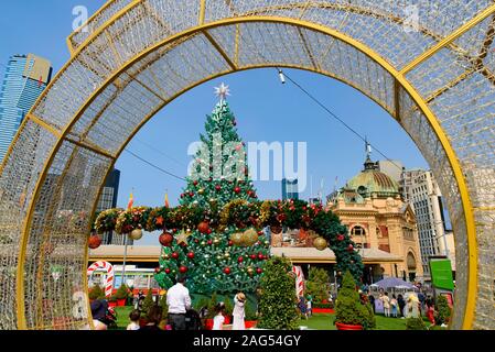 Arbre de Noël LED et décorations de Noël au Square à Federation Square à Melbourne, Australie Banque D'Images