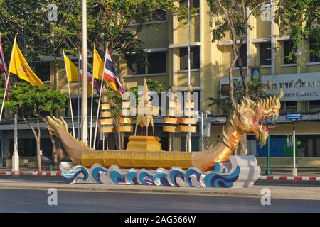 Une réplique de l'Suphannahong (Suphannahonse, Suwannahong), le plus important des Barges Royal en Thaïlande ; à Ratchadamnoen, Bangkok, Thaïlande Banque D'Images