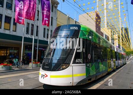 Le tram s'exécutant sur la rue dans le centre-ville de Melbourne, Australie Banque D'Images