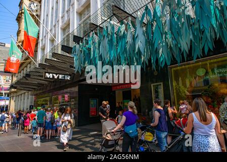 Regarder les gens Noël Myer Windows sur Bourke Street, Melbourne, Australie Banque D'Images