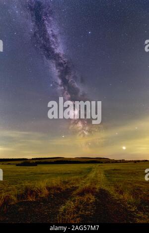 Paysage à couper le souffle de la galaxie de la voie lactée avec des étoiles - idéal pour un fond d'écran réaliste Banque D'Images