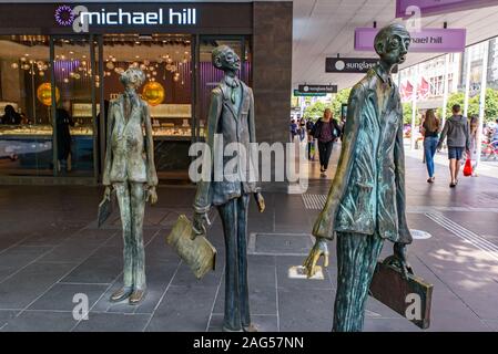 Trois hommes d'affaires qui ont apporté leur propre déjeuner, un célèbre l'art public sur Swanston Street, Melbourne, Australie Banque D'Images