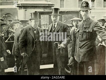 . La grande guerre. Les volontaires de l'Ulster, armés et de forage préparatoire à rejeter de force.. Lord Haldane, lord chancelier et ancien ministre de la guerre, arrivant avec lord Kitchener au War Office. Des impulsions morales au Royaume-Uni 145 navires capitaux au Royaume-Uni contre 14 en Allemagne. Pour n'importe quel allemand quille en plus le programme déjà adopté, il a dit que la Grande Bretagne wouldlay deux vers le bas. Si l'Allemagne souhaitait modifier ce pour 1914, elle n'avait qu'à dire le mot. Mais le 7 avril, le Chancelier allemand von Bethmann-Hollweg, dit que le gouvernement allemand doit Banque D'Images