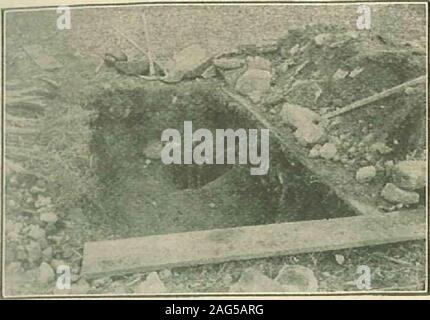 . Instructions pour l'installation de systèmes de plomberie moderne. e haut. Dans les dix-huit à vingt-quatre heures que les eaux usées doivent régler les remainin habitacle, il est presque allturned sous forme liquide, puis en runsover la deuxième ou siphon compart-ment, qui devrait avoir un couvercle de trou d',42-1709  %, avec des trous d'admettre de l'air. étant donné à l'accord que le inletpipe et le tuyau reliant les deux com-partments doit être de 12 pouces au-dessous du réservoir d'mobilleavec la, de sorte que la surface d'thesewage sera de 12 pouces au-dessous de l'tankroof. Ces dimensions peuvent être variedslightly aux conditions locales, Banque D'Images