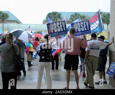 Viera, Floride. USA 17 décembre 2019. À la Chambre des Représentants prend un vote historique à attaquer Trump "Personne n'est au-dessus de la loi" ont eu lieu à travers le pays. Les manifestants des deux côtés a eu des mots à ce rallye en Floride. Crédit photo Julian Poireau / Alamy Live News Banque D'Images
